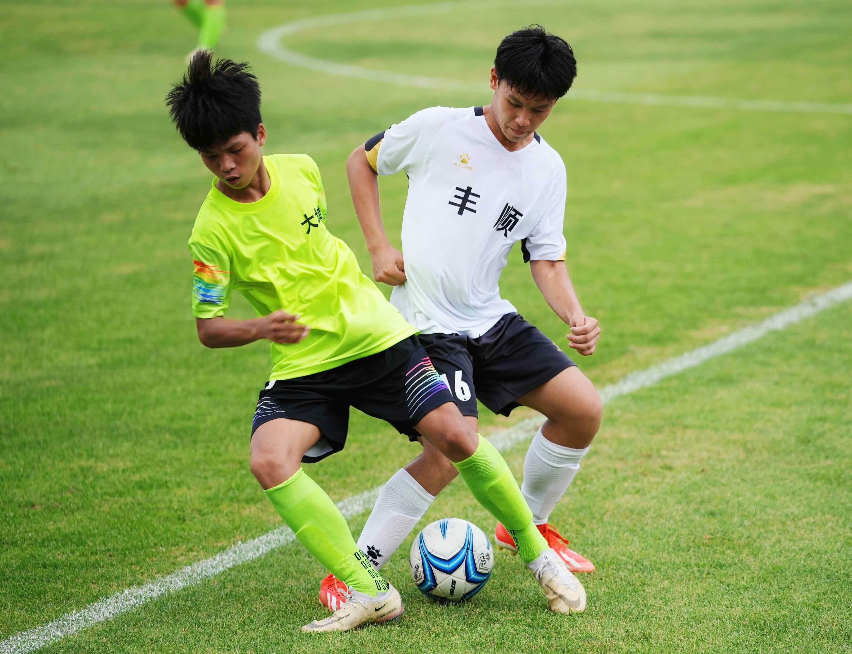 足球赛场焦点:各队精彩表现瞩目人心 足球赛场焦点:各队精彩表现瞩目人心