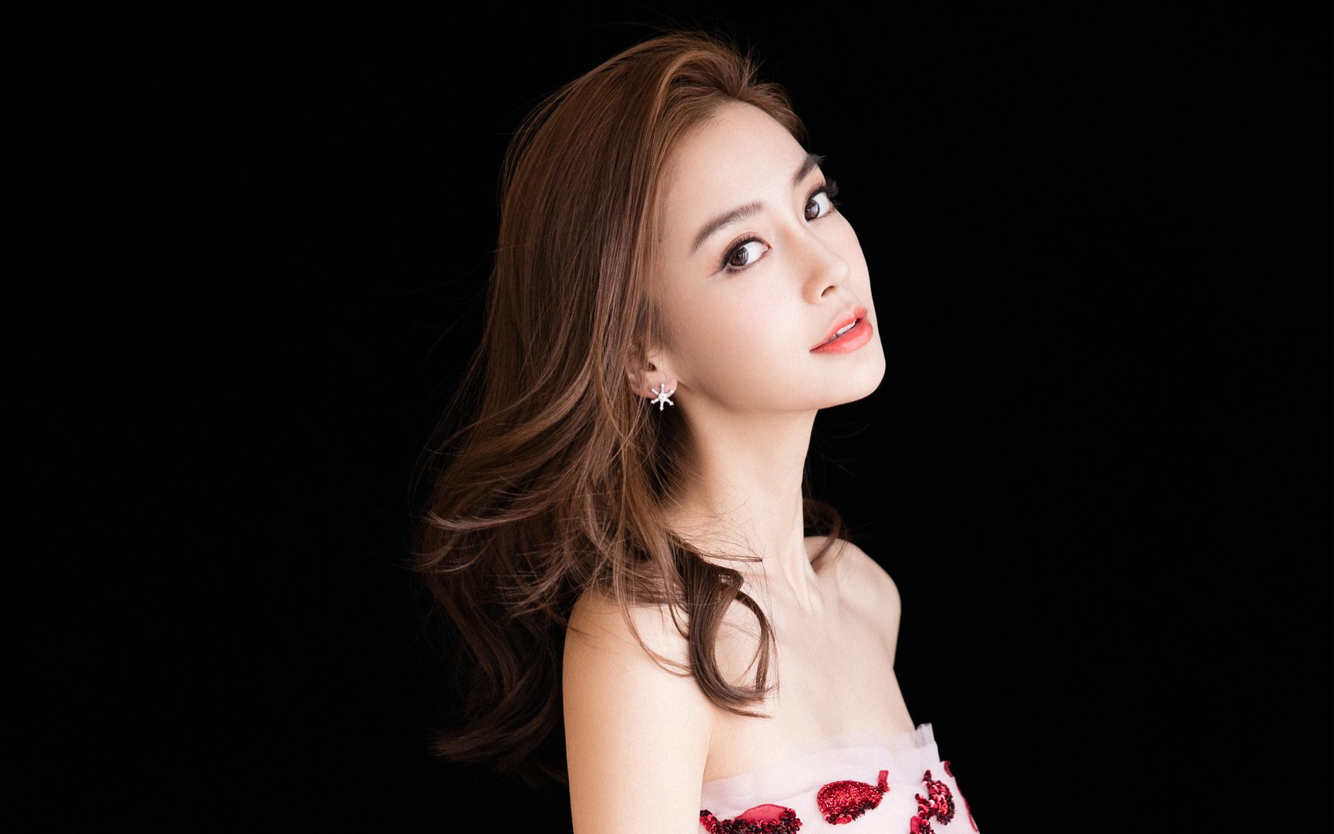 德罗赞闪耀全场，76人对阵深圳队焦点之战尽显巨星风范