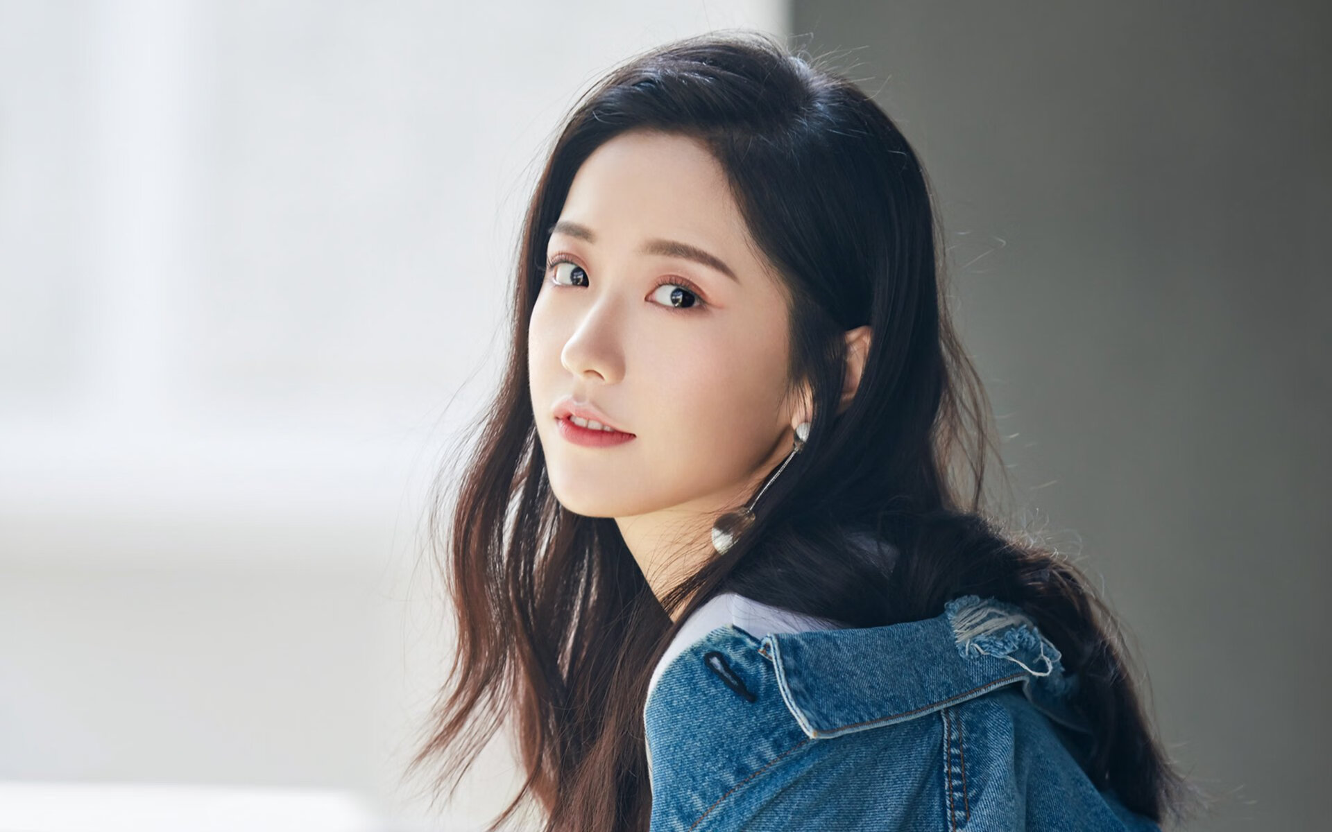 轮胎焦香与绿茵荣光，当F1夜赛的轰鸣遇见黄喜灿的绝杀